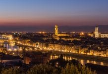 Firenze luce proiettata da Torre Arnolfo a Consolato Usa