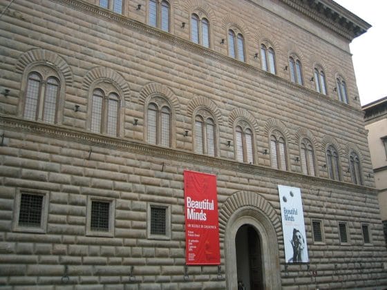 Imbrattato Palazzo Strozzi con scritta bianca