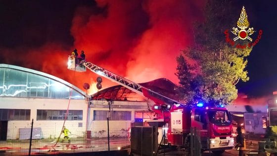 Porcari: a fuoco tonnellate carta in rogo azienda cartaria