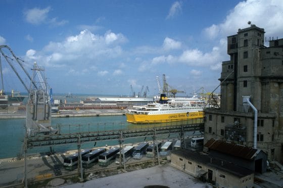 Sospeso sciopero portuali Livorno, domani vertice