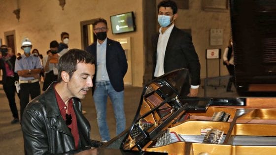 Diodato inaugura “Libero”, il pianoforte della rinascita a Palazzo Vecchio
