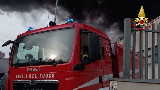 Lucchesia: autobus in fiamme, 8 le auto danneggiate