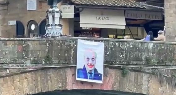 Firenze, su Ponte Vecchio apparso striscione: Rocco Commisso come Joker