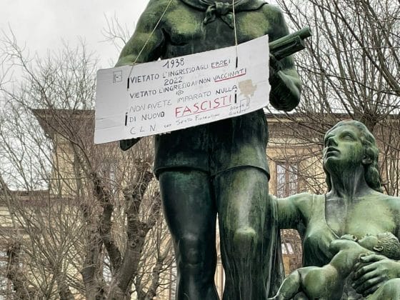 Sesto Fiorentino, cartello su statua: ‘Green Pass come leggi razziali’