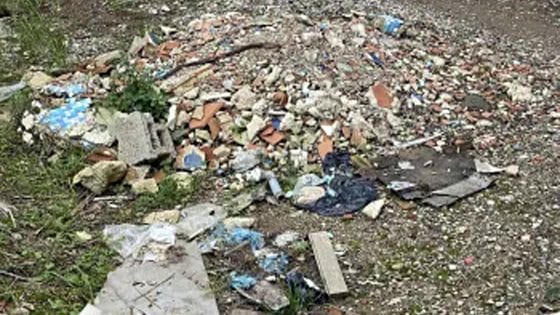 Discariche lungo sentieri della ‘Grande traversata elbana’