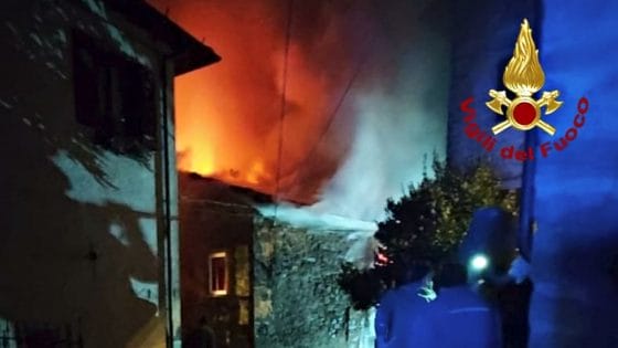 Incendio distrugge casa in Lucchesia, grave una donna