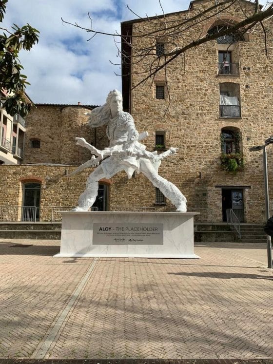 🎧 Firenze, una statua di Playstation per festeggiare l’arrivo di ‘Horizon Forbidden West’