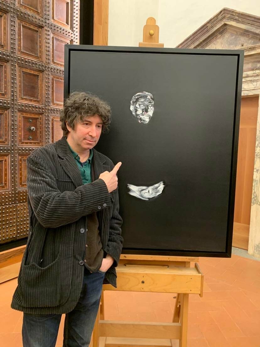 L'artista Lorenzo Puglisi con la sua opera