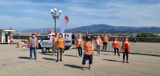 Firenze: 100 profughi dall’Ucraina puliscono  piazzale Michelangelo per ringraziare la città