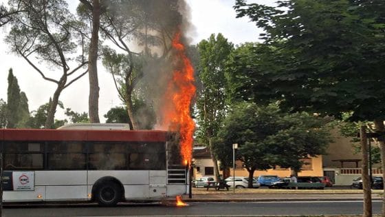 Autobus in fiamme a Firenze