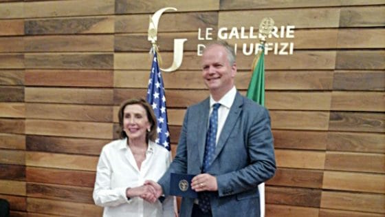Nancy Pelosi visita gli Uffizi e l’Accademia, ma negli USA è la scelta del ‘Beach resort’ e la compagnia di Bocelli a fare notizia