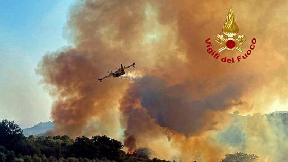 Cinigiano in Maremma, evacuato l’intero paese circondato dalle fiamme