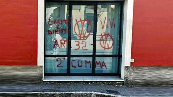 Scritte no vax sulla porta della sede dell’Ordine degli infermieri di Prato