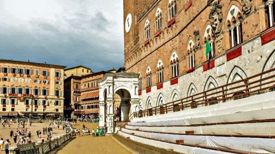 Palio di Siena rinviato a mercoledì 17 per maltempo. Salvini non va a Siena