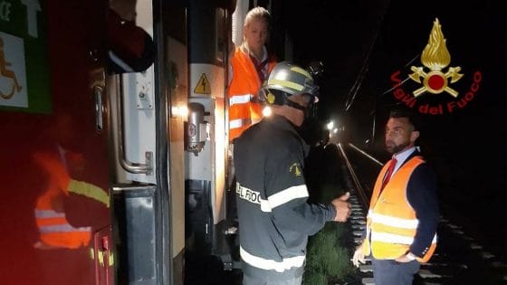 Bomba d’acqua su Capalbio, interruzione linea ferroviaria tirrenica, vigili del fuoco trasbordano 250 passeggeri da treno bloccato